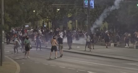 “Policët po plagosen çdo ditë”, Vuçiç përballet me protestat më të mëdha në Beograd