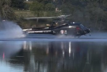 I angazhuar për fikjen e zjarreve, helikopteri bie në liqen