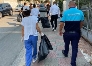 Turistët ndihmojnë shqiptarët të pastrojnë plazhet, Rama: Shembull qytetarie