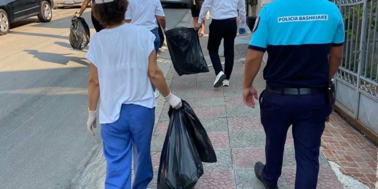 Turistët ndihmojnë shqiptarët të pastrojnë plazhet, Rama: Shembull qytetarie