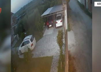 Qëlloi me armë drejt banesës së komshiut pas një konflikti, arrestohet 18-vjeçari me precedent kriminal në Krujë