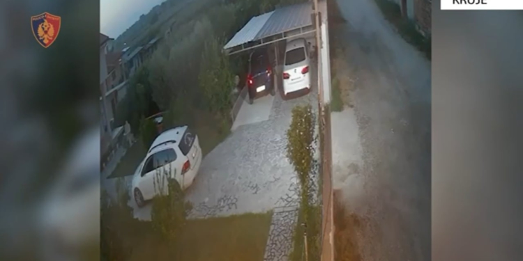 Qëlloi me armë drejt banesës së komshiut pas një konflikti, arrestohet 18-vjeçari me precedent kriminal në Krujë
