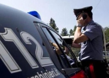 I kërkuar për trafik kokaine dhe pa patentë, 29-vjeçari shqiptar bën për spital karabinierin gjatë arratisjes