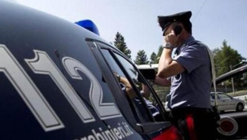 I kërkuar për trafik kokaine dhe pa patentë, 29-vjeçari shqiptar bën për spital karabinierin gjatë arratisjes