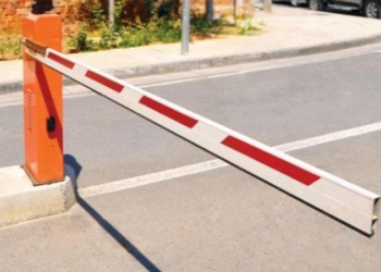 Çudia në Tiranë/ 45-vjeçari i vë traun e hekurit sheshit para pallatit dhe s’lejon banorët që të parkojnë mjetet
