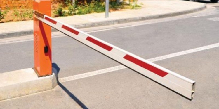 Çudia në Tiranë/ 45-vjeçari i vë traun e hekurit sheshit para pallatit dhe s’lejon banorët që të parkojnë mjetet