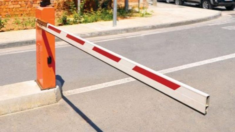 Çudia në Tiranë/ 45-vjeçari i vë traun e hekurit sheshit para pallatit dhe s’lejon banorët që të parkojnë mjetet