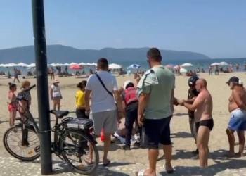 Turistja rrëzohet nga parashuta, transportohet në spitalin e Vlorës