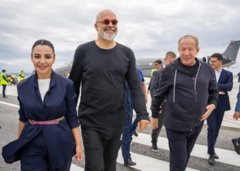Po i bëjnë presion për t’i marrë aeroportin e Vlorës? Behgjet Pacolli sqaron të vërtetën