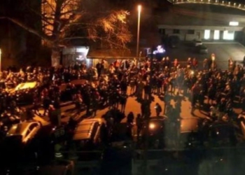 Protesta antiqeveritare në Serbi, studentët përplasen me policinë në Novi Sad