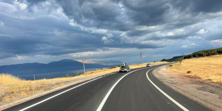 Rama: Përfundojnë punimet për riparimin e shtresave asfaltike dhe përmirësimin e sinjalistikës horizontale në Qafë Thanë