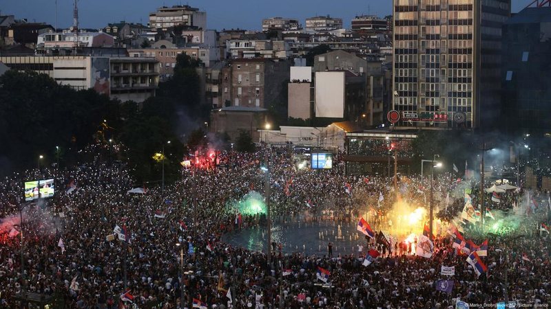 Regjimi po bie në Serbi, por nuk dihet kur