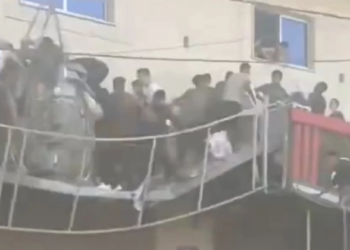 “Luftë” për një pako ushqime, ballkoni shembet dhe zë poshtë turmat e palestinezëve