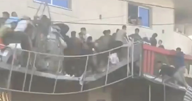 “Luftë” për një pako ushqime, ballkoni shembet dhe zë poshtë turmat e palestinezëve
