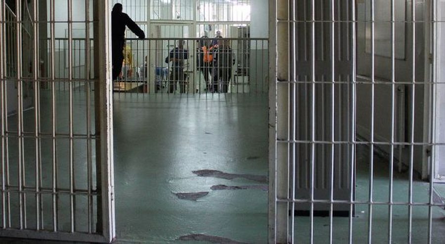 Bosi në regjimin “41 bis” kërkon të hajë darkë në orën 22:00, reagon gjykata
