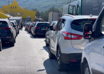 Rikthehet “avazi” i Kapshticës për emigrantët, radhë kilometrike në kufirin grek