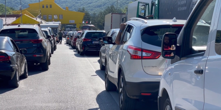 Rikthehet “avazi” i Kapshticës për emigrantët, radhë kilometrike në kufirin grek
