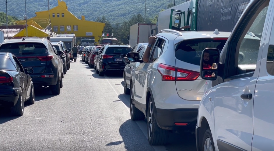 Rikthehet “avazi” i Kapshticës për emigrantët, radhë kilometrike në kufirin grek