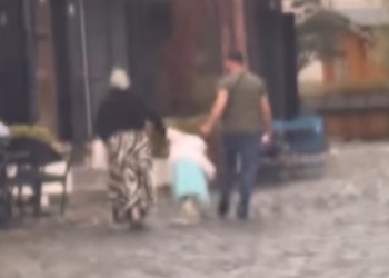 Prindërit kapin prej flokësh vajzën e mitur në Korçë, procedohen nga policia (Video)