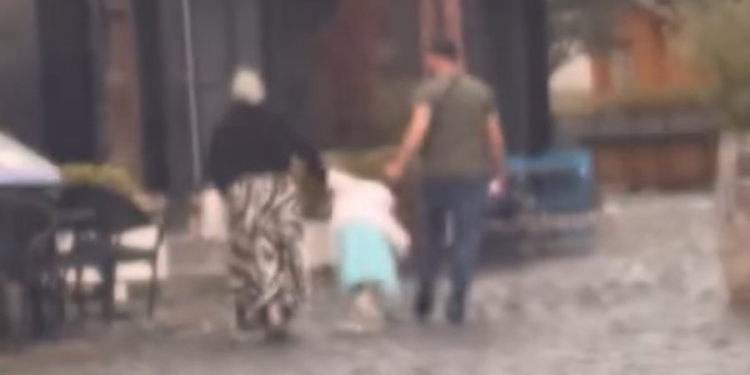 Prindërit kapin prej flokësh vajzën e mitur në Korçë, procedohen nga policia (Video)