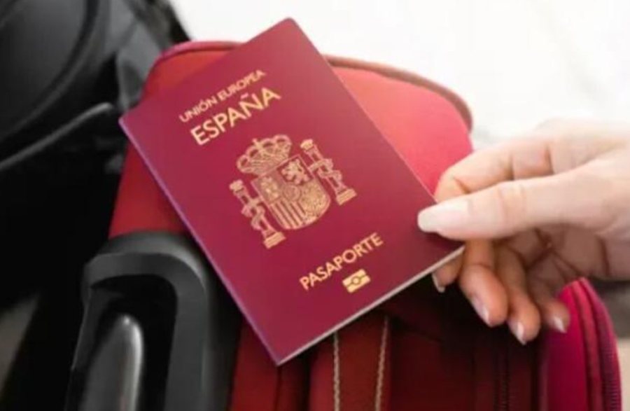 I kishte skaduar pasaporta, prindërit lënë në aeroportin e Barcelonës fëmijën 10 vjeç