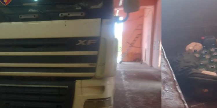 Fshehu nën rimorkio emigrantin maroken, procedohet 30-vjeçari në Qafë Thanë