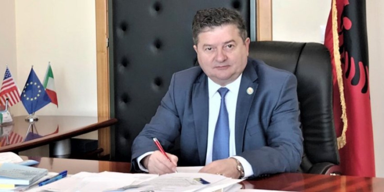 Abuzoi me fondet dhe punësoi familjarët, shkon në gjykim ish-kreu i urdhrit të stomatologut