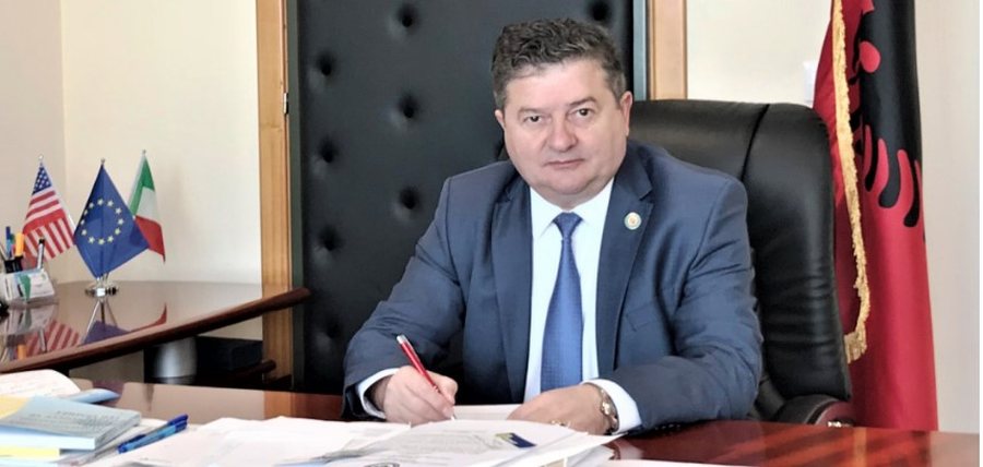 Abuzoi me fondet dhe punësoi familjarët, shkon në gjykim ish-kreu i urdhrit të stomatologut
