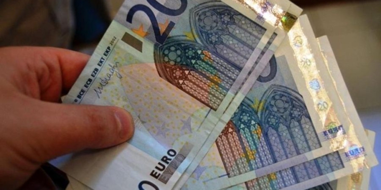 Paguan me euro false në një pikë karburanti, ndalohen dy shtetas të Shqipërisë në Kosovë