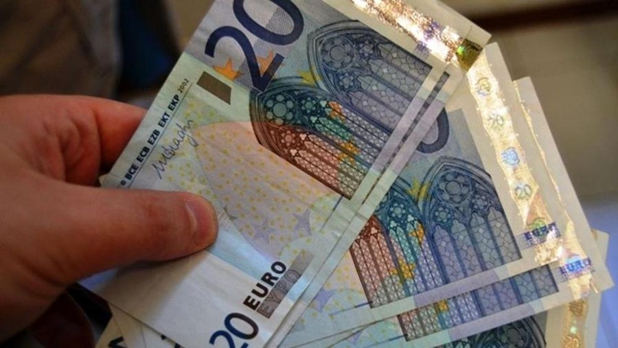 Paguan me euro false në një pikë karburanti, ndalohen dy shtetas të Shqipërisë në Kosovë