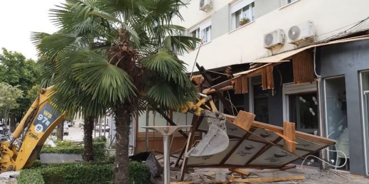 VIDEO / Rama publikon pamje nga prishja e ndërtimeve pa leje në Shkodër