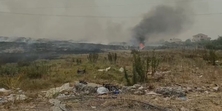 Zjarri përfshin ish-fushën e mbetjeve në Lushnje, në kërkim autori i zjarrvënies