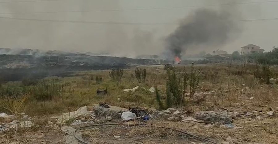 Zjarri përfshin ish-fushën e mbetjeve në Lushnje, në kërkim autori i zjarrvënies