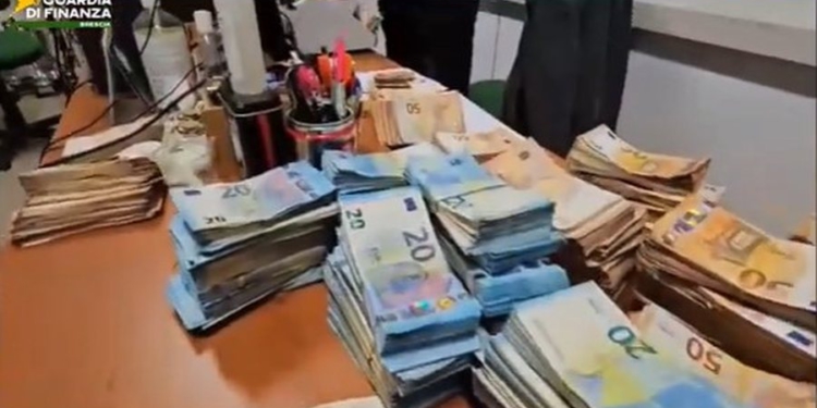 “Tornado” godet shqiptarin në Itali, i gjenden të fshehura 700 mijë euro cash