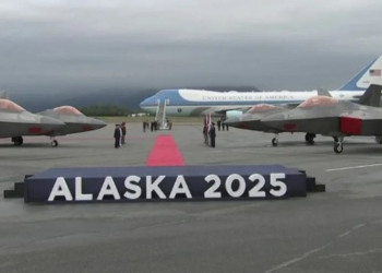 Shtrohet tapeti i kuq për Putinin në Alaska, i pari mbërrin Donald Trump