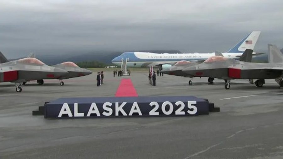Shtrohet tapeti i kuq për Putinin në Alaska, i pari mbërrin Donald Trump