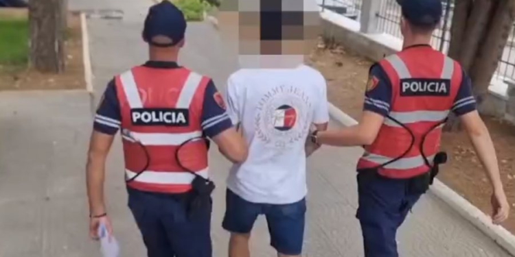 Mbushi makinën me karburant me para të false, vihet në pranga 25-vjeçari