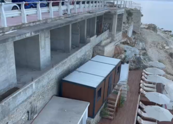 IKMT zbarkon sërish në Vlorë, pritet shembja e një objekti te ‘Kalaja’