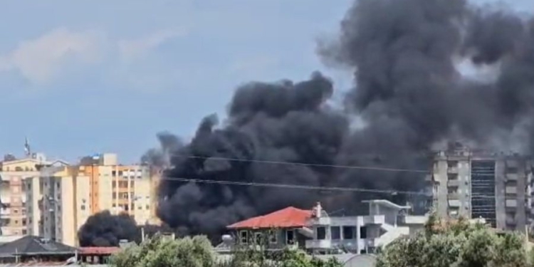 Digjen trarët e hekurudhës Fier-Vlorë, tymi mbulon qytetin