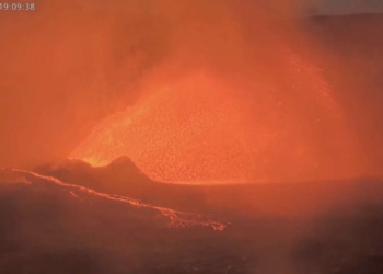 Llava arrin 30 metra lartësi! Shpërthen vullkani “i fjetur” në ishullin Hawaii