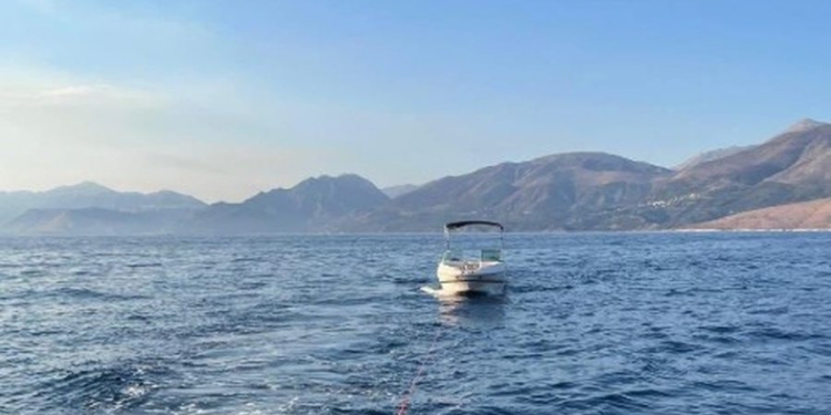Skafi pësoi defekt në motor, Policia u vjen në ndihmë turistëve në Gjirin e Kakomesë