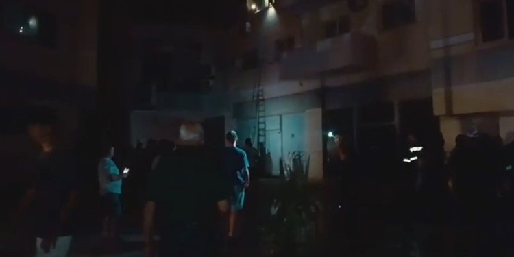 Merr flakë pallati në Lushnjë, një grua e asfiksuar. Të bllokuar disa banorë në katet e fundit