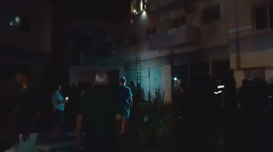 Merr flakë pallati në Lushnjë, një grua e asfiksuar. Të bllokuar disa banorë në katet e fundit