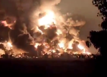 Shpërthen në flakë rafineria ruse, dronët ukrainas ndërmarrin sulmin e radhës
