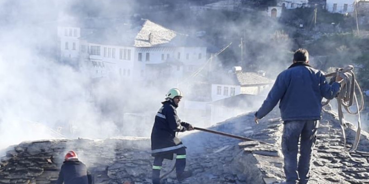 Zjarr gjatë natës në Dunavat të Gjirokastrës, flakët rrezikojnë banesat