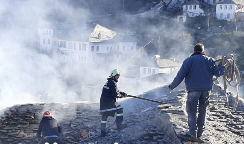 Zjarr gjatë natës në Dunavat të Gjirokastrës, flakët rrezikojnë banesat