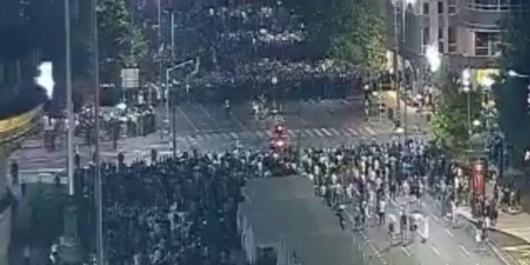 “Luftë” në rrugët e Serbisë. Mbështetësit e pushtetit sulmojnë protestuesit, Vuçiç zbret në shesh