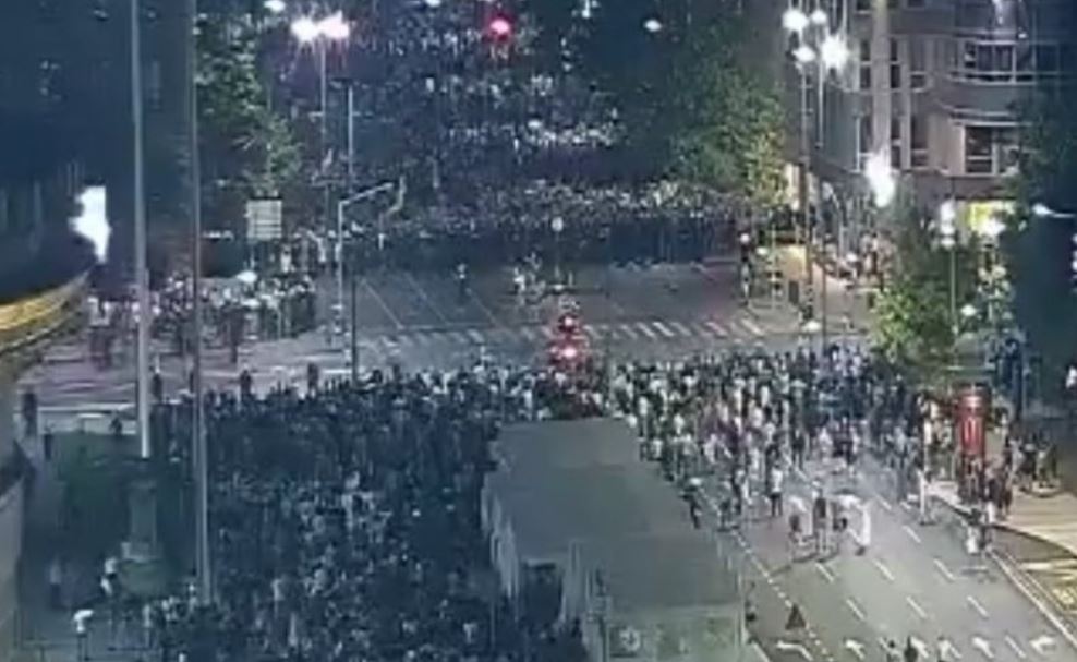 “Luftë” në rrugët e Serbisë. Mbështetësit e pushtetit sulmojnë protestuesit, Vuçiç zbret në shesh