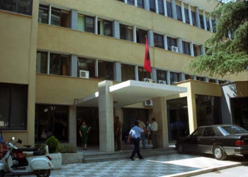 U prezantuan si Erion Veliaj për t’i zhvatur ndërtuesit 70 mijë euro, dënohen për mashtrim