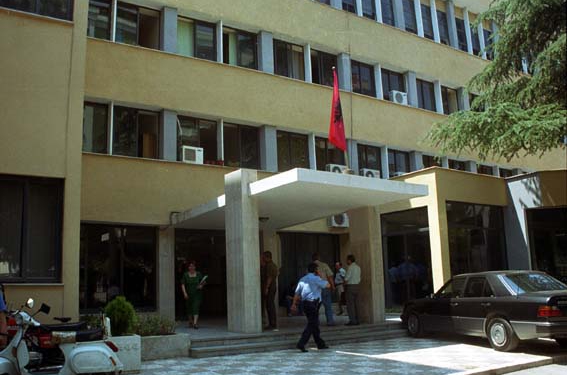 U prezantuan si Erion Veliaj për t’i zhvatur ndërtuesit 70 mijë euro, dënohen për mashtrim